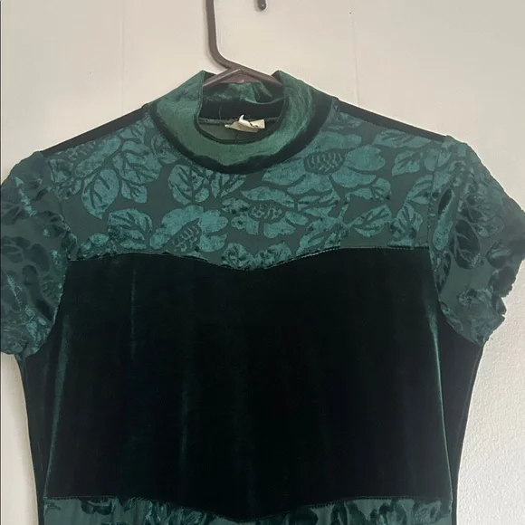 Beautiful vintage velvet emerald green dress with floral burnout pattern. - Picture 7 of 11